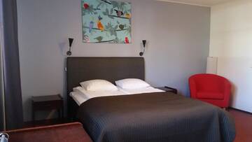 Фото номера Двухместный номер с 1 кроватью и видом на залив Отель Bastö Hotel &amp; Stugby г. Pålsböle 2